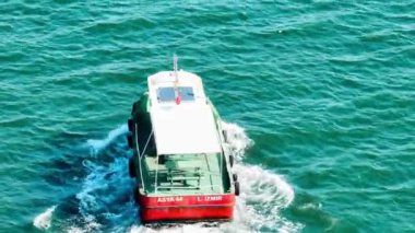 Güneşli bir günde İzmir şehrinin sahil şeridi ve Kordon 'un hava görüntüsü, herkesin bildiği gibi, insansız hava aracı ile çekildi. Yüksek kalite 4k görüntü