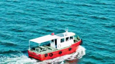 Güneşli bir günde İzmir şehrinin sahil şeridi ve Kordon 'un hava görüntüsü, herkesin bildiği gibi, insansız hava aracı ile çekildi. Yüksek kalite 4k görüntü