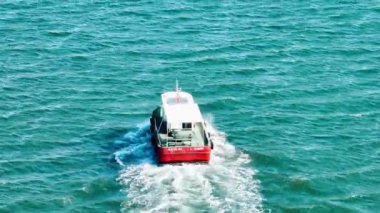 Güneşli bir günde İzmir şehrinin sahil şeridi ve Kordon 'un hava görüntüsü, herkesin bildiği gibi, insansız hava aracı ile çekildi. Yüksek kalite 4k görüntü