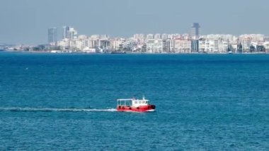 Güneşli bir günde İzmir şehrinin sahil şeridi ve Kordon 'un hava görüntüsü, herkesin bildiği gibi, insansız hava aracı ile çekildi. Yüksek kalite 4k görüntü