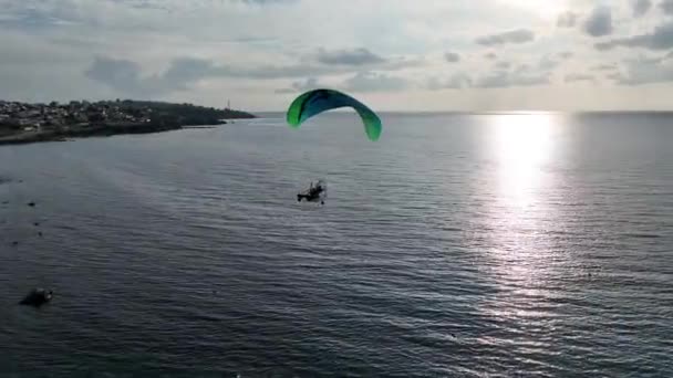 Flygspårning Paramotor Som Flyger Över Havet Med Drönare Högkvalitativ Film — Stockvideo