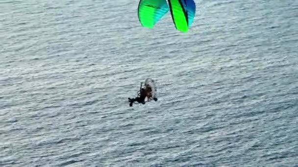 Воздушное Отслеживание Парамотора Летящего Над Морем Беспилотником Высококачественные Кадры — стоковое видео