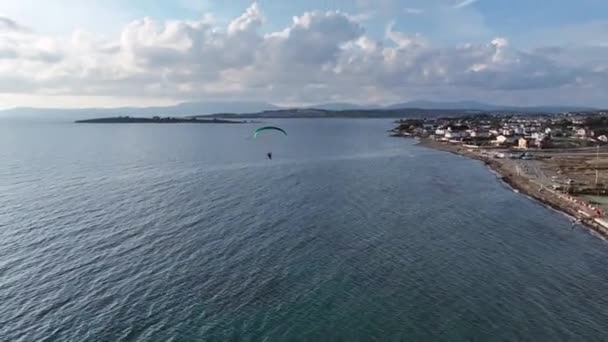 Rastreo Aéreo Paramotor Volando Sobre Mar Con Dron Imágenes Alta — Vídeos de Stock