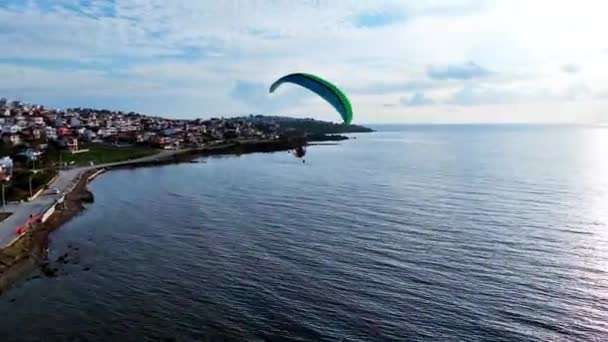 Rastreo Aéreo Paramotor Volando Sobre Mar Con Dron Imágenes Alta — Vídeo de stock