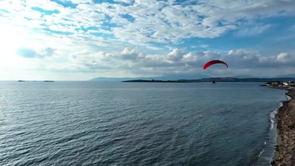 Letecké Sledování Paramotora Letícího Nad Mořem Dronem Vysoce Kvalitní Záběry — Stock video