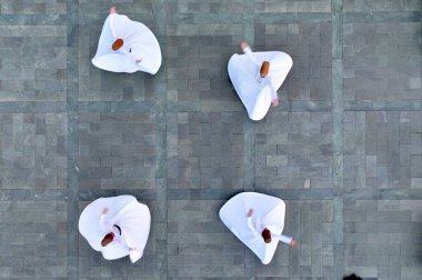 Mevlevi. Sufis dışarıda dönüyor. Sufi Sema Türkçe: Mevlana 'nın Dönen Derviş hava görüntüsü