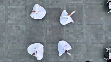Mevlevi. Sufis dışarıda dönüyor. Sufi Sema Türkçe: Mevlana 'nın Dönen Derviş hava görüntüsü