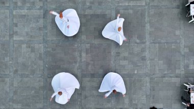 Mevlevi. Sufis dışarıda dönüyor. Sufi Sema Türkçe: Mevlana 'nın Dönen Derviş hava görüntüsü