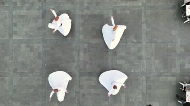 Mevlevi. Sufis dışarıda dönüyor. Sufi Sema Türkçe: Mevlana 'nın Dönen Derviş hava görüntüsü