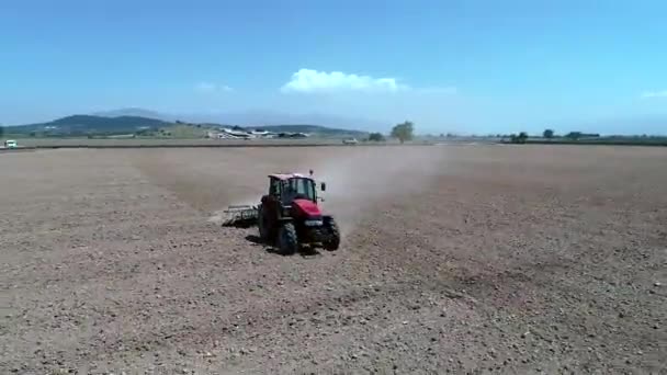 Traktor Membajak Lapangan Rekaman Berkualitas Tinggi — Stok Video