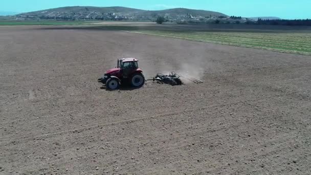 Traktor Felszántja Mezőt Kiváló Minőségű Felvételek — Stock videók