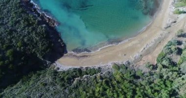 Boş sahil ve mavi deniz dronu manzarası. Yüksek kalite 4k görüntü