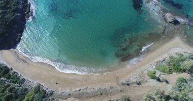 Boş sahil ve mavi deniz dronu manzarası. Yüksek kalite 4k görüntü