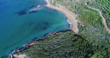 Boş sahil ve mavi deniz dronu manzarası. Yüksek kalite 4k görüntü