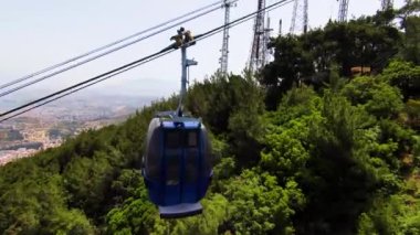 Ormandan geçen teleferikli İzmir şehri manzarası. Yüksek kalite 4k görüntü