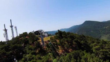 Ormandan geçen teleferikli İzmir şehri manzarası. Yüksek kalite 4k görüntü