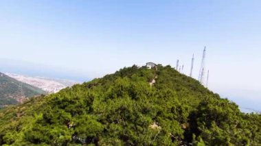 Ormandan geçen teleferikli İzmir şehri manzarası. Yüksek kalite 4k görüntü