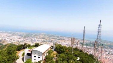 Ormandan geçen teleferikli İzmir şehri manzarası. Yüksek kalite 4k görüntü