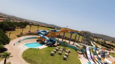  FPV İHA ile su parkının havadan vurulması. Yüksek kalite 4k görüntü
