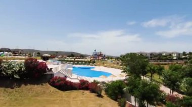 FPV İHA ile su parkının havadan vurulması. Yüksek kalite 4k görüntü