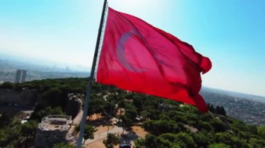 İzmir 'de İHA ile Türk bayrağının dalgalanması. Yüksek kalite 4k görüntü