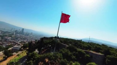 İzmir 'de İHA ile Türk bayrağının dalgalanması. Yüksek kalite 4k görüntü