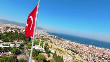 İzmir 'de İHA ile Türk bayrağının dalgalanması. Yüksek kalite 4k görüntü