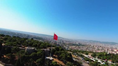 İzmir 'de İHA ile Türk bayrağının dalgalanması. Yüksek kalite 4k görüntü