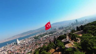 İzmir 'de İHA ile Türk bayrağının dalgalanması. Yüksek kalite 4k görüntü