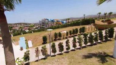 FPV İHA ile su parkının havadan vurulması. Yüksek kalite 4k görüntü