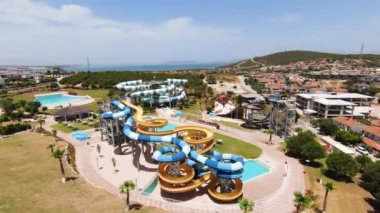 FPV İHA ile su parkının havadan vurulması. Yüksek kalite 4k görüntü