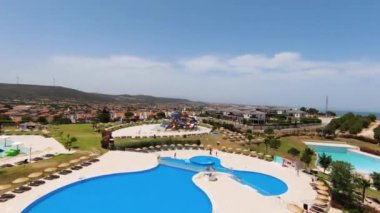  FPV İHA ile su parkının havadan vurulması. Yüksek kalite 4k görüntü