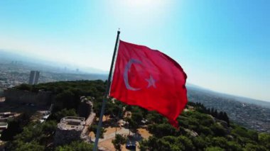 İzmir 'de İHA ile Türk bayrağının dalgalanması. Yüksek kalite 4k görüntü