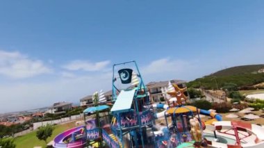  FPV İHA ile su parkının havadan vurulması. Yüksek kalite 4k görüntü