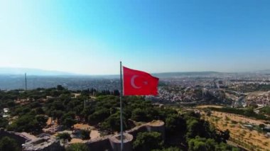 İzmir 'de İHA ile Türk bayrağının dalgalanması. Yüksek kalite 4k görüntü