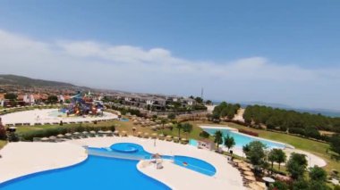  FPV İHA ile su parkının havadan vurulması. Yüksek kalite 4k görüntü