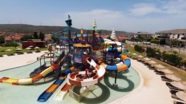  FPV İHA ile su parkının havadan vurulması. Yüksek kalite 4k görüntü