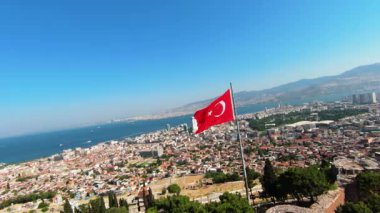 İzmir 'de İHA ile Türk bayrağının dalgalanması. Yüksek kalite 4k görüntü