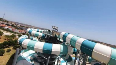  FPV İHA ile su parkının havadan vurulması. Yüksek kalite 4k görüntü