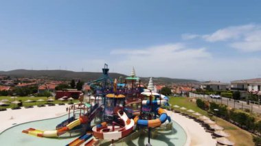  FPV İHA ile su parkının havadan vurulması. Yüksek kalite 4k görüntü