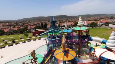  FPV İHA ile su parkının havadan vurulması. Yüksek kalite 4k görüntü
