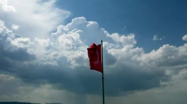 Türk Bayrağı sallıyor. Bulutlu bir günde Türk Bayrağı 'nın insansız hava aracıyla yüksek kaliteli görüntüsü. Yüksek kaliteli FullHD görüntüler