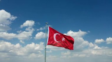 Türk Bayrağı sallıyor. Bulutlu bir günde Türk Bayrağı 'nın insansız hava aracıyla yüksek kaliteli görüntüsü. Yüksek kaliteli FullHD görüntüler