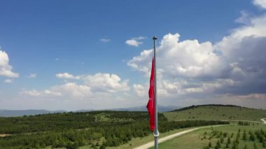 Türk Bayrağı sallıyor. Bulutlu bir günde Türk Bayrağı 'nın insansız hava aracıyla yüksek kaliteli görüntüsü. Yüksek kaliteli FullHD görüntüler