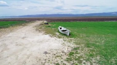 Su çekildiğinde, tekneler kurumuş gölde kaldı. Yüksek kalite 4k görüntü