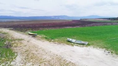 Su çekildiğinde, tekneler kurumuş gölde kaldı. Yüksek kalite 4k görüntü