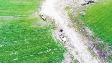Su çekildiğinde, tekneler kurumuş gölde kaldı. Yüksek kalite 4k görüntü
