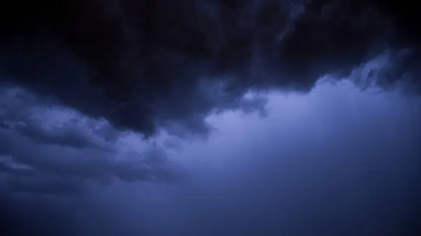 Nuvens Densas Tempestade Noturna Flutuam Pelo Céu — Fotografia de Stock