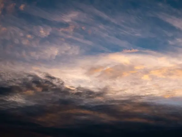 Nuvens Textura Contra Céu Azul Durante Pôr Sol Nascer Sol — Fotografia de Stock