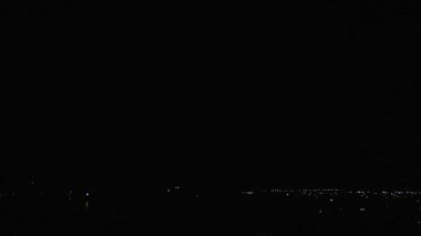 Yoğun bulutlarda şimşek çakan gece fırtınası